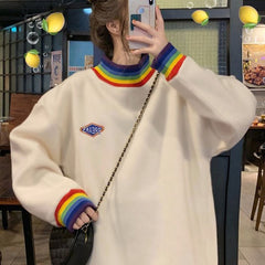 Süßes, lockeres Sweatshirt mit Regenbogenstreifen 