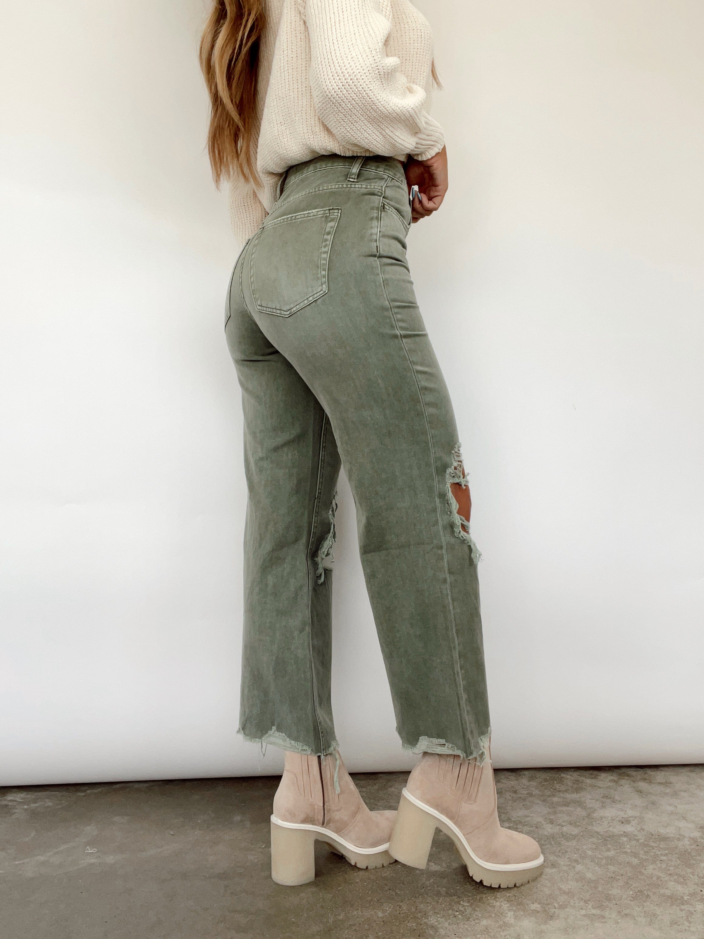 Armeegrüner Crop-Flare-Denim