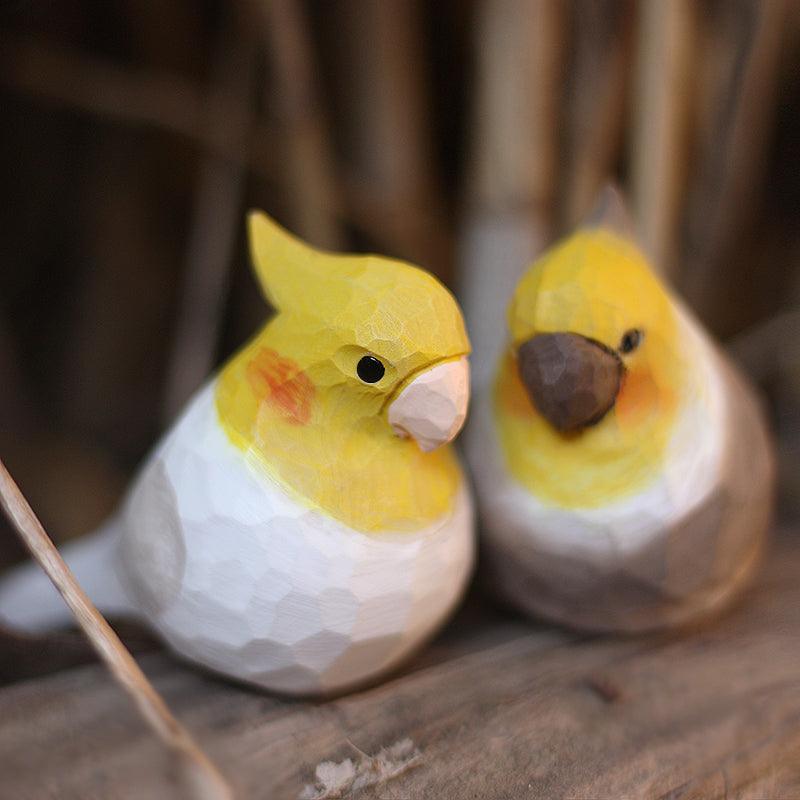 Figurine di uccelli Cockatiel in legno dipinto a mano intagliato