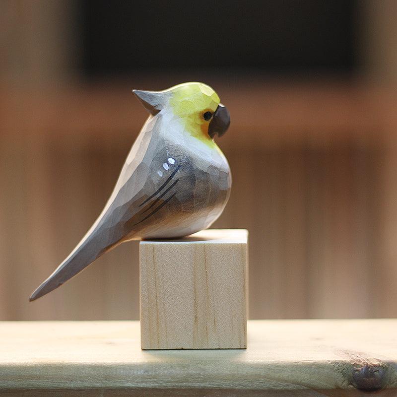 Nymphensittich-Vogelfiguren, handgeschnitzt und bemalt aus Holz