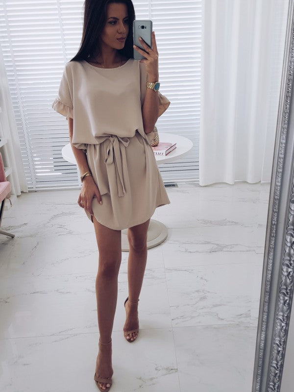 Solid color dress with ruffles and belt