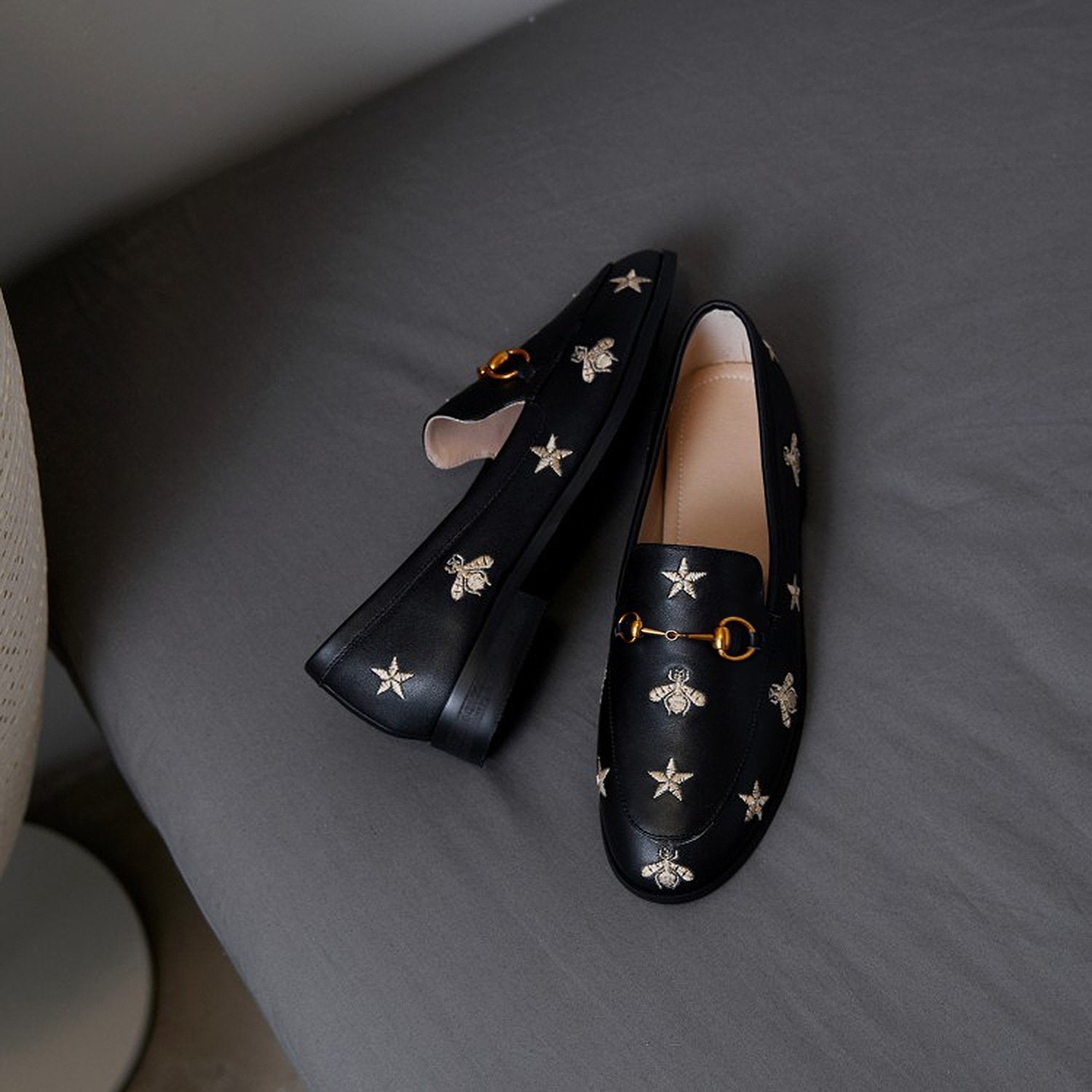 Mocasines Clásicos de Piel con Abeja y Estrella para Mujer