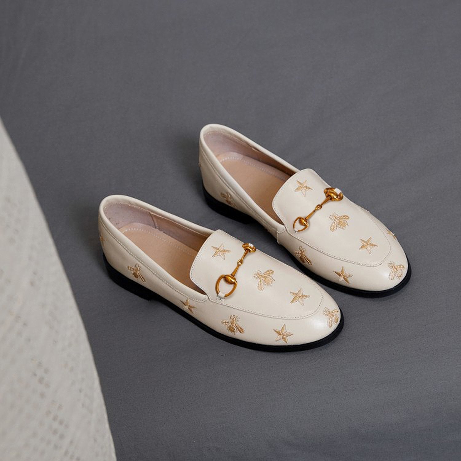 Klassische Damen-Loafer aus Leder mit Biene und Stern