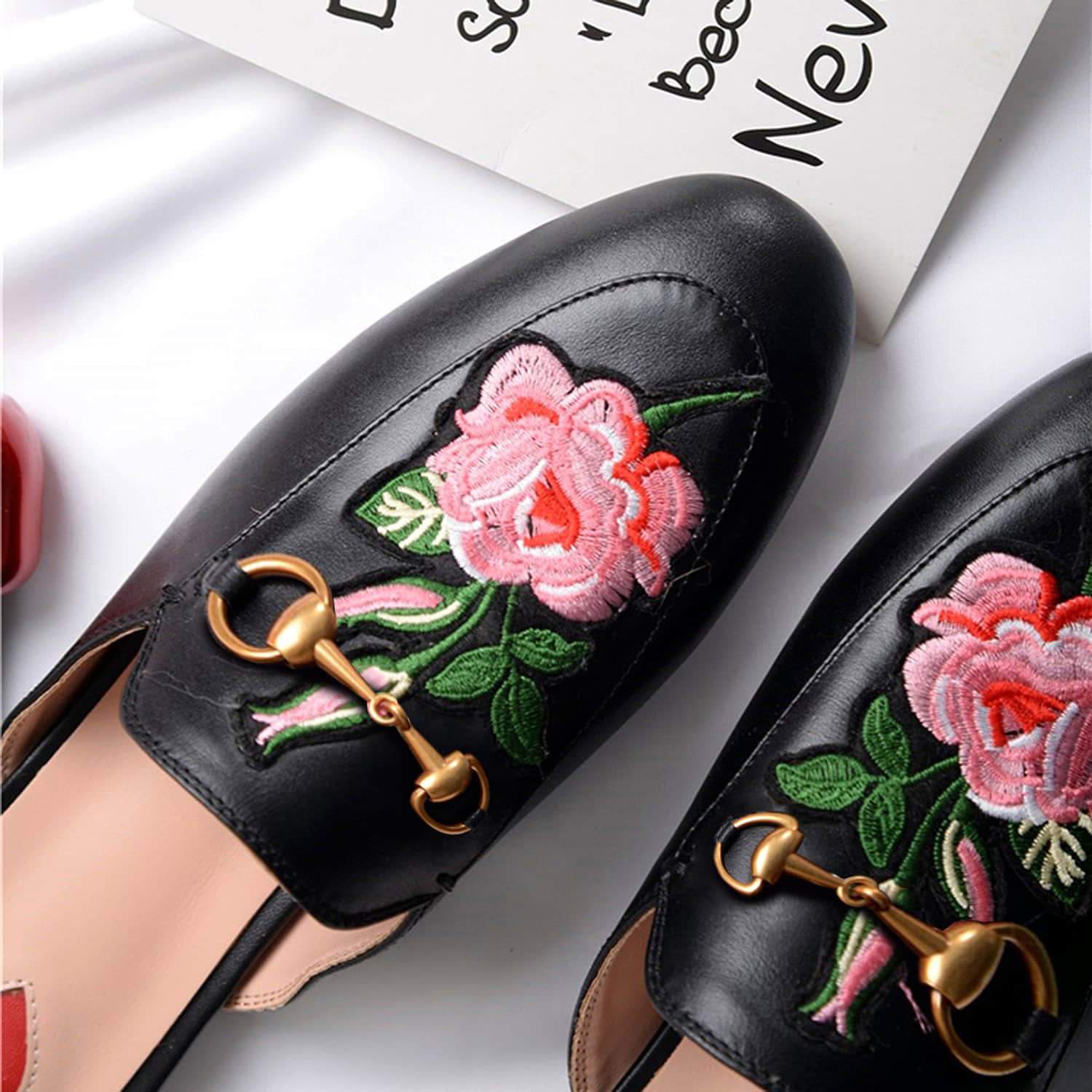 Women Heart Metal Buckle Embroidery Pattern Mules