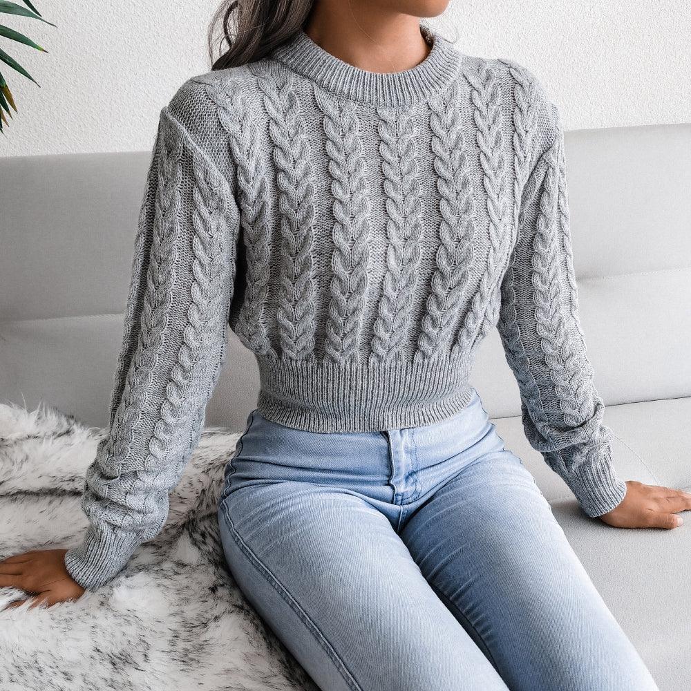 Kurzer Pullover mit Zopfmuster