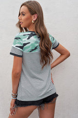 T-Shirt mit Camo-Streifen-Mix-Print und Tasche