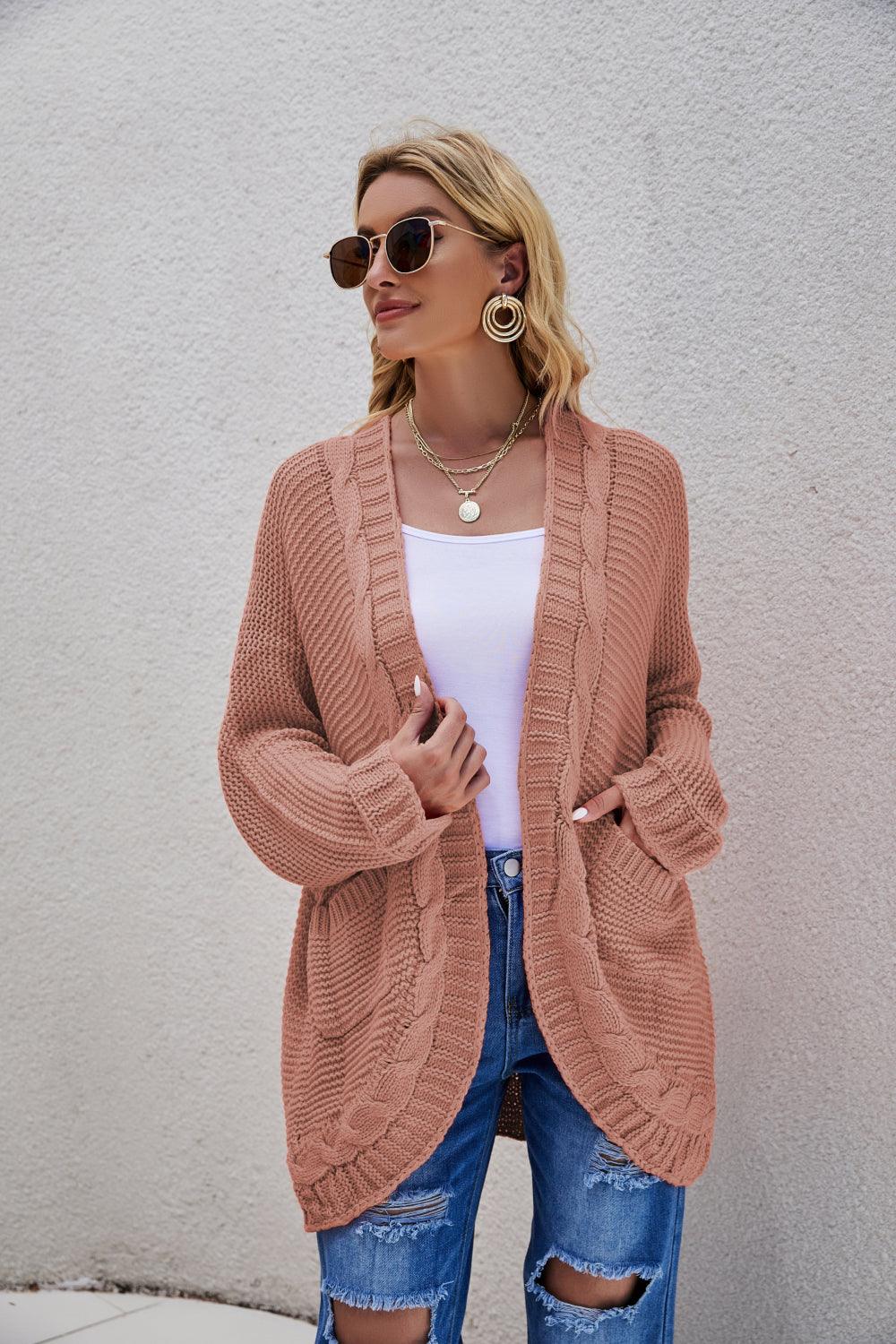 Strickjacke mit Zopfmuster und abgerundetem Saum und offener Vorderseite