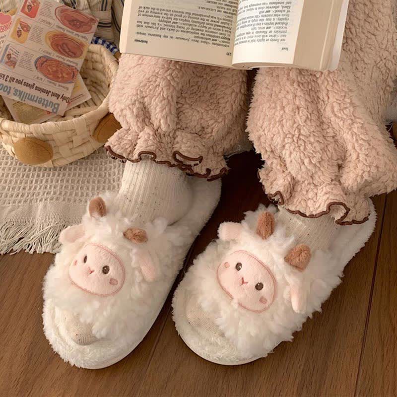 Pantuflas acogedoras de peluche de oveja de dibujos animados