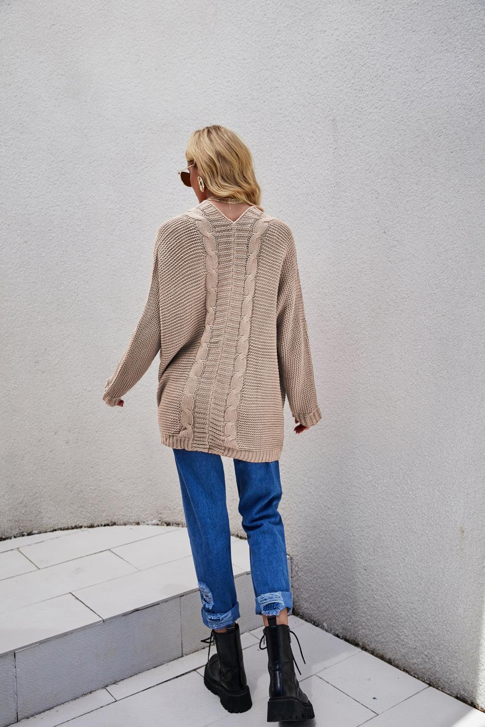 Strickjacke mit Zopfmuster und abgerundetem Saum und offener Vorderseite