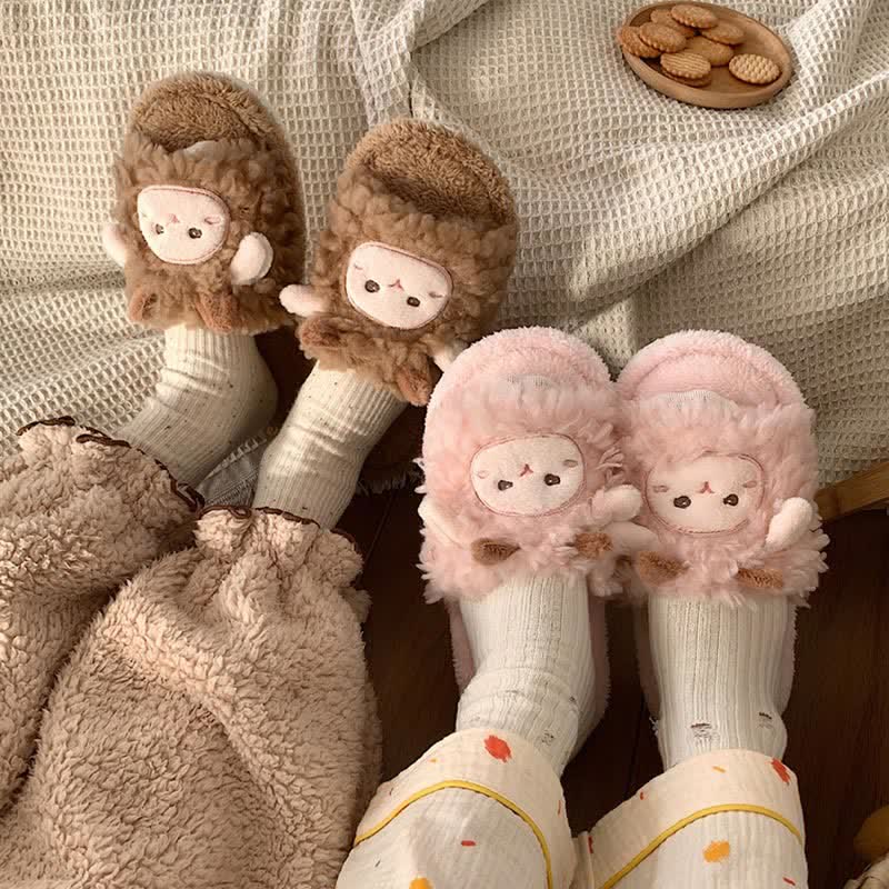 Pantuflas acogedoras de peluche de oveja de dibujos animados