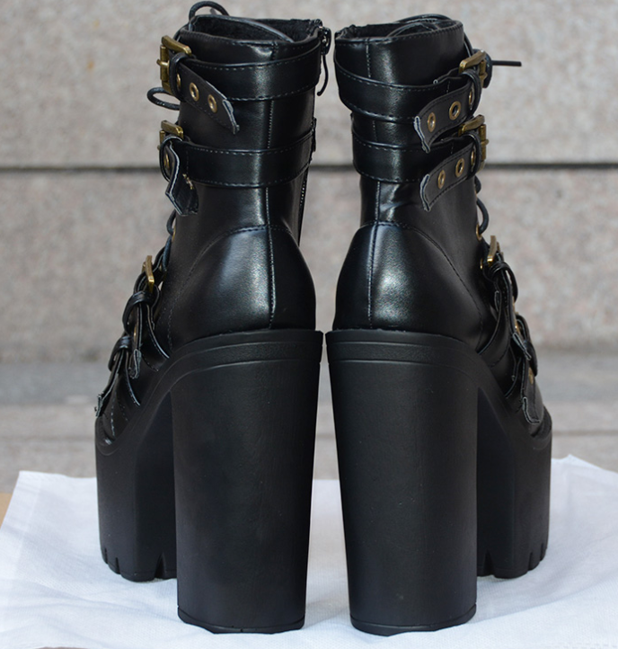 Schwarze Gothic-Reißverschlussstiefel mit Plateauniete für Damen