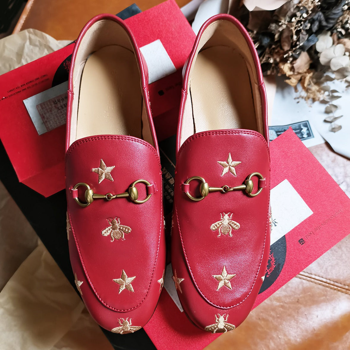 Klassische Damen-Loafer aus Leder mit Biene und Stern