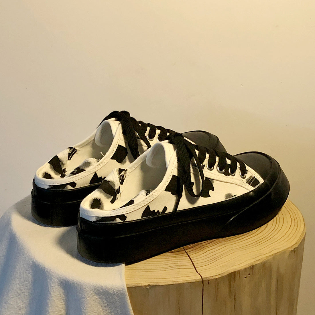 Sneaker in tela con stampa mucca