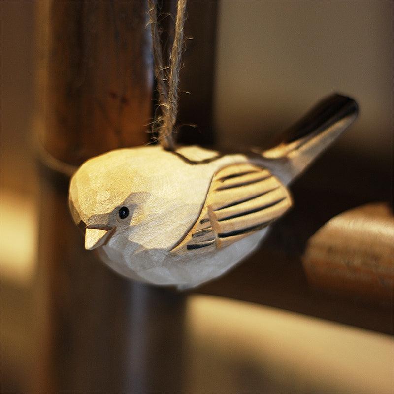 Figurines d'oiseaux potelés sculptées à la main en bois peint