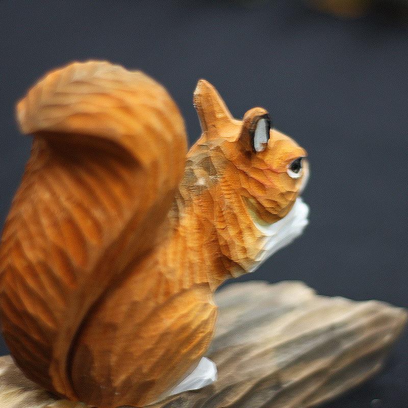 Figurines d'écureuil sculptées à la main en bois peint