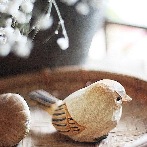 Figurines d'oiseaux potelés sculptées à la main en bois peint