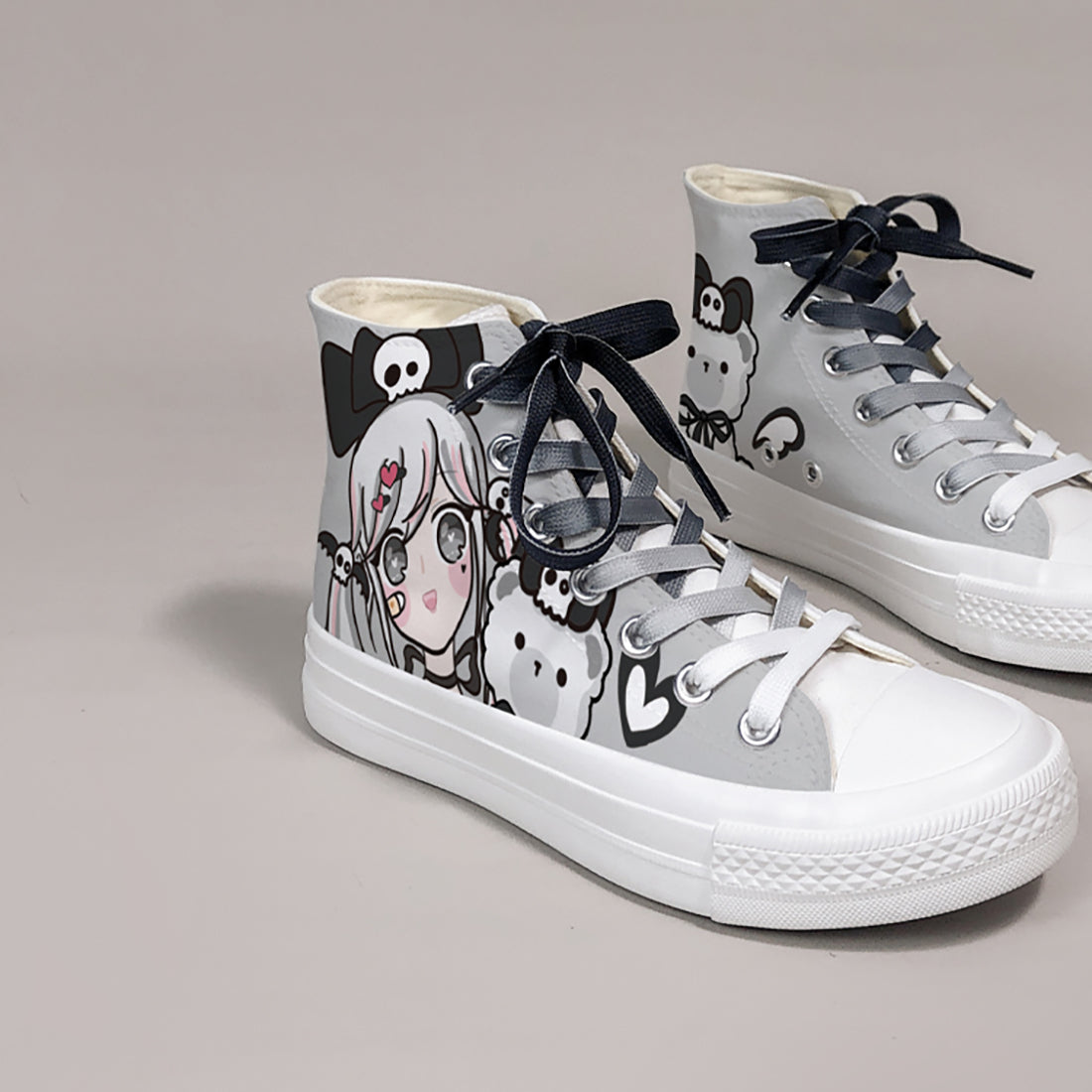 High-Top-Segeltuch-Sneaker mit dunklem Tiermotiv