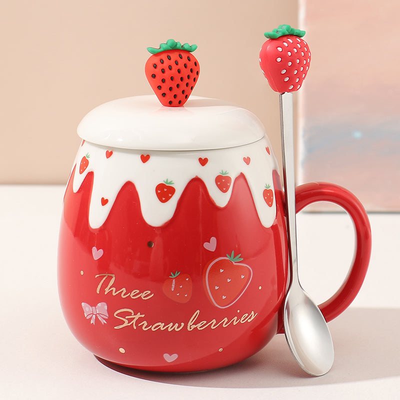 Jolie tasse de fraise avec cuillère