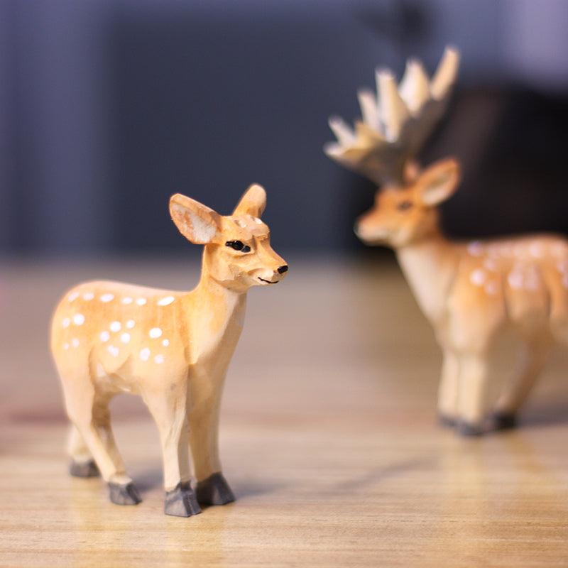 Figurines de cerf sculptées à la main en bois peint