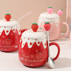 Jolie tasse de fraise avec cuillère