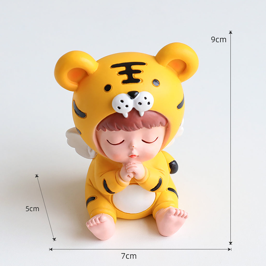 Mini figurine de bébé en costume de tigre mignon