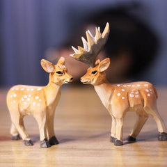 Figurines de cerf sculptées à la main en bois peint