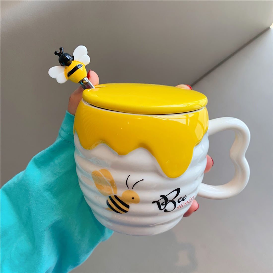 Niedliche Cartoon-Bienen-Kaffeetasse mit Löffel