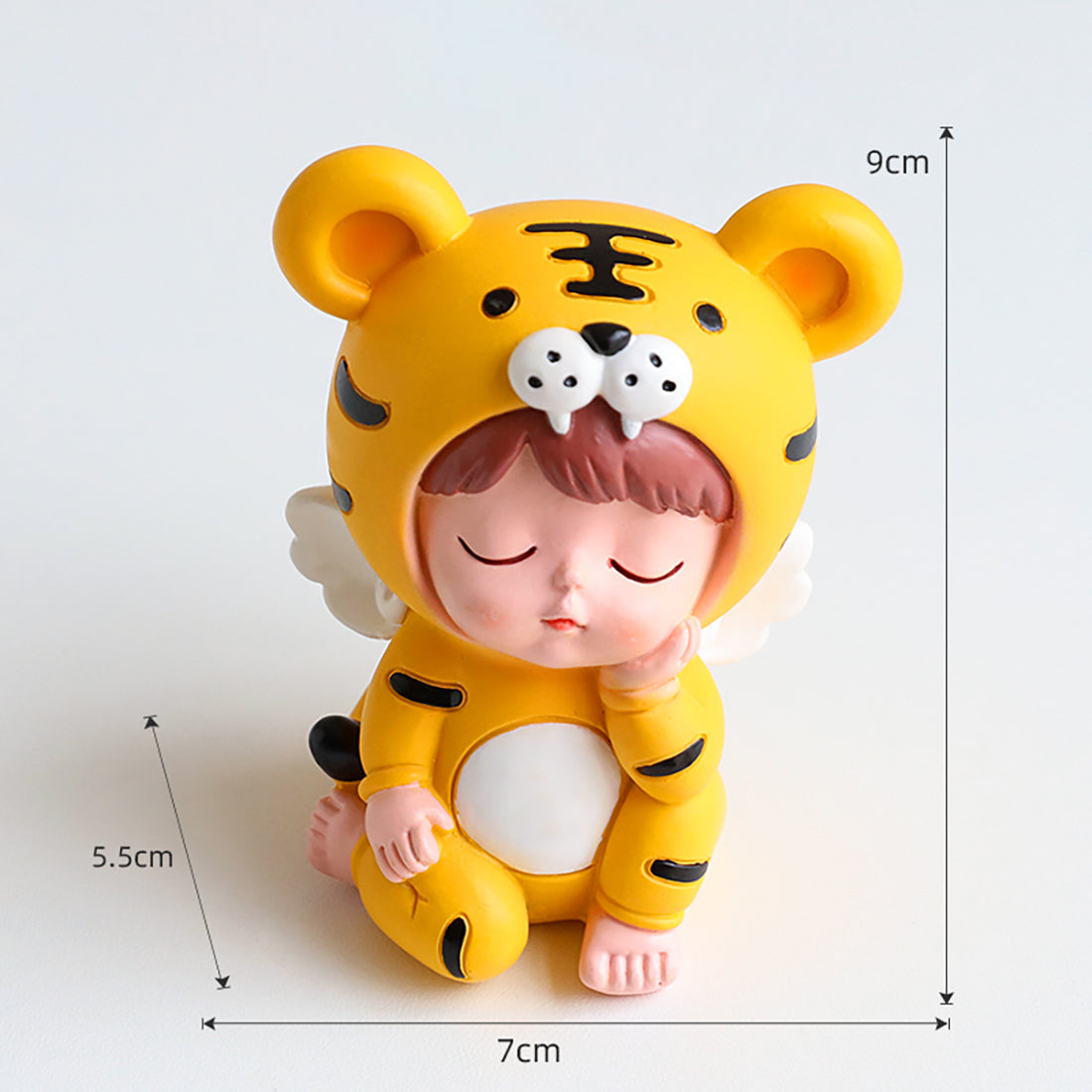 Mini figurine de bébé en costume de tigre mignon