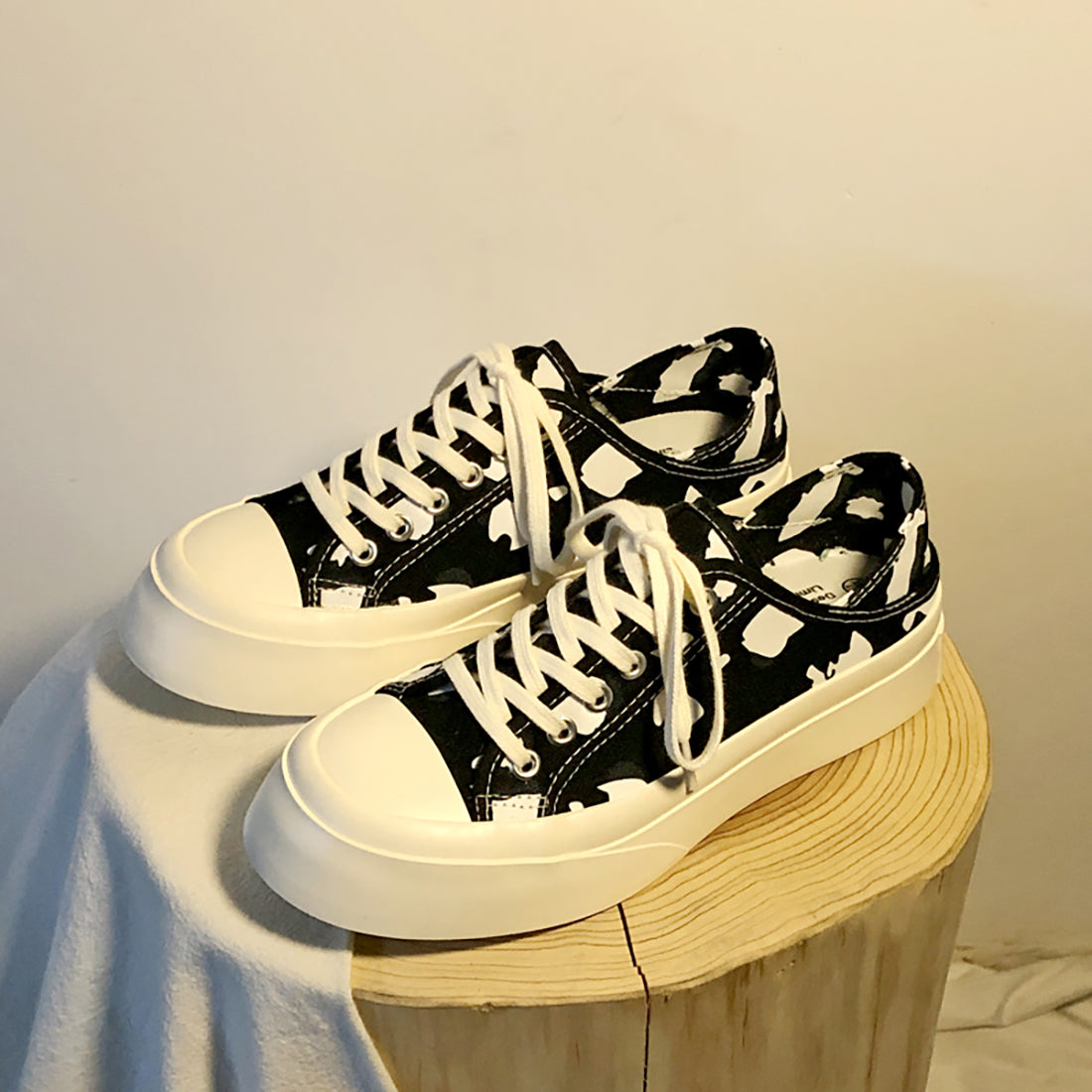 Sneaker in tela con stampa mucca