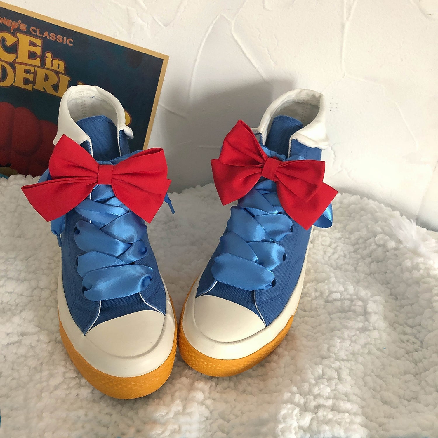 Hohe Knöchel-Sneaker im Prinzessin-Stil mit Schleife in Blau und Rot