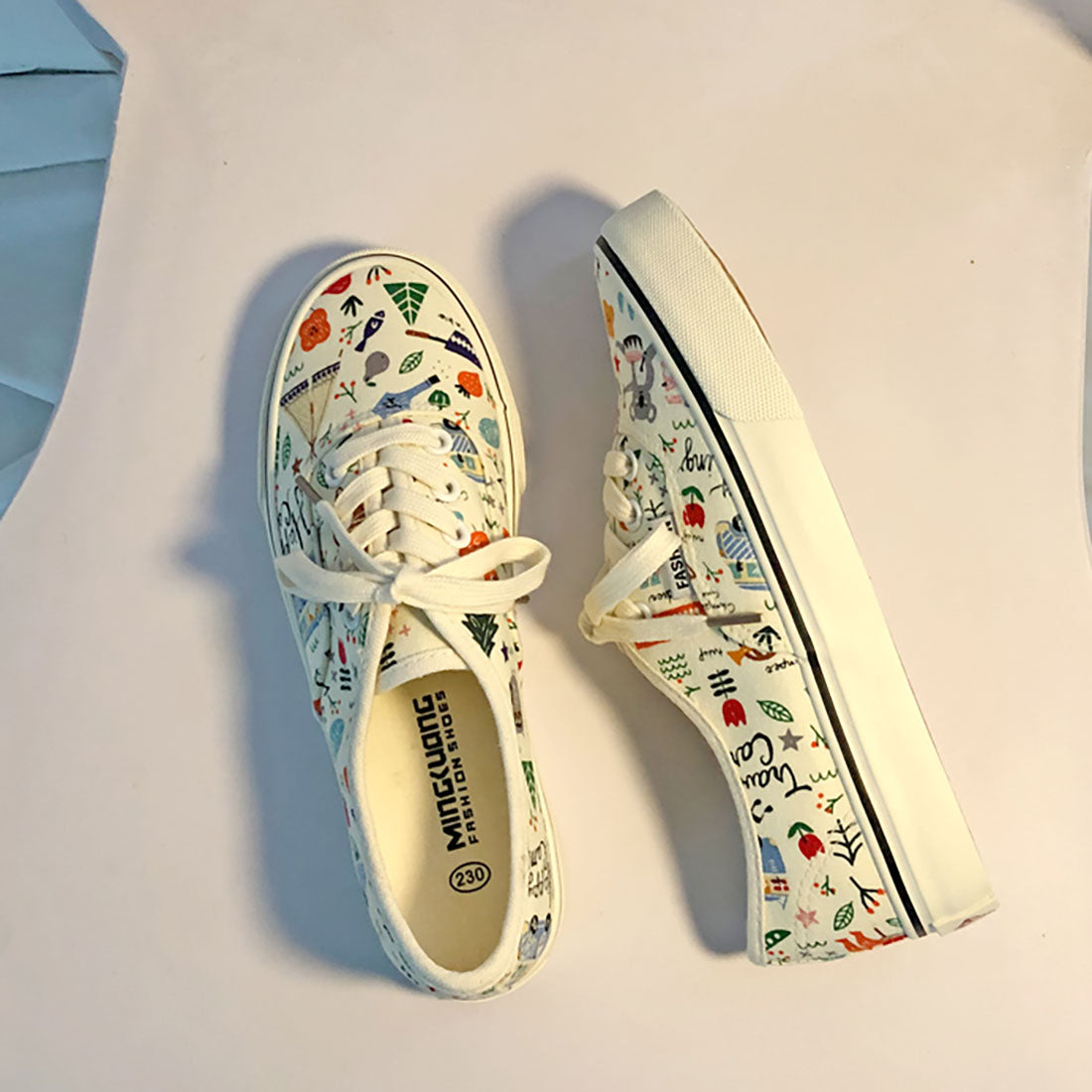 Ulzzang Canvas-Sneaker im Graffiti-Art-Design