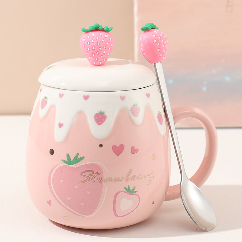 Jolie tasse de fraise avec cuillère