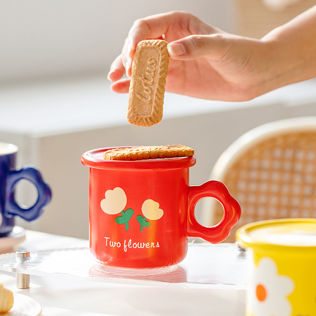 Tazza da caffè in ceramica con fiori