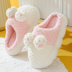 Niedlicher gestrickter Slipper mit Katzenpfote