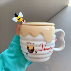 Linda abeja de dibujos animados taza de café con cuchara