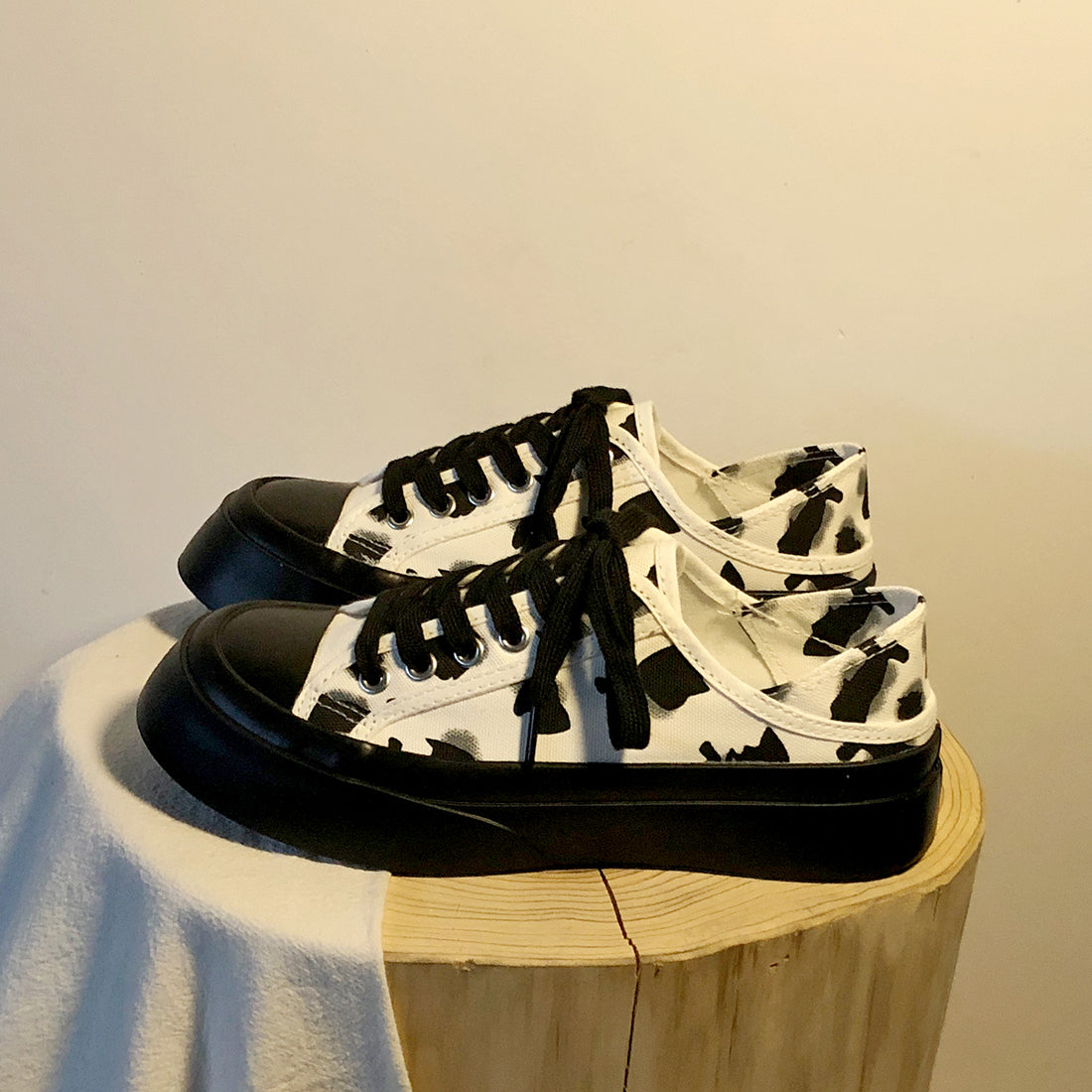 Canvas-Turnschuhe mit Kuh-Print