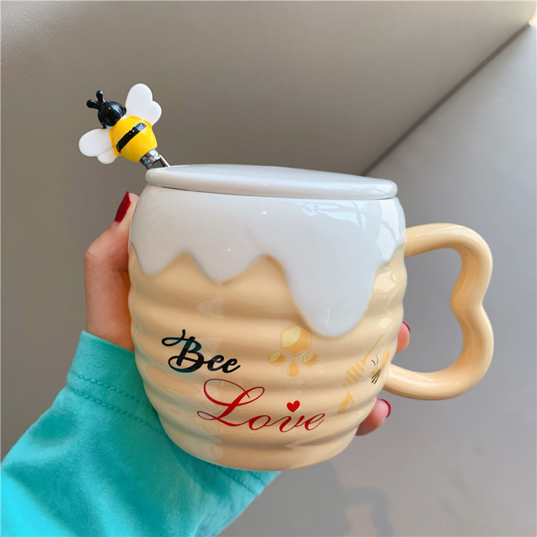 Niedliche Cartoon-Bienen-Kaffeetasse mit Löffel