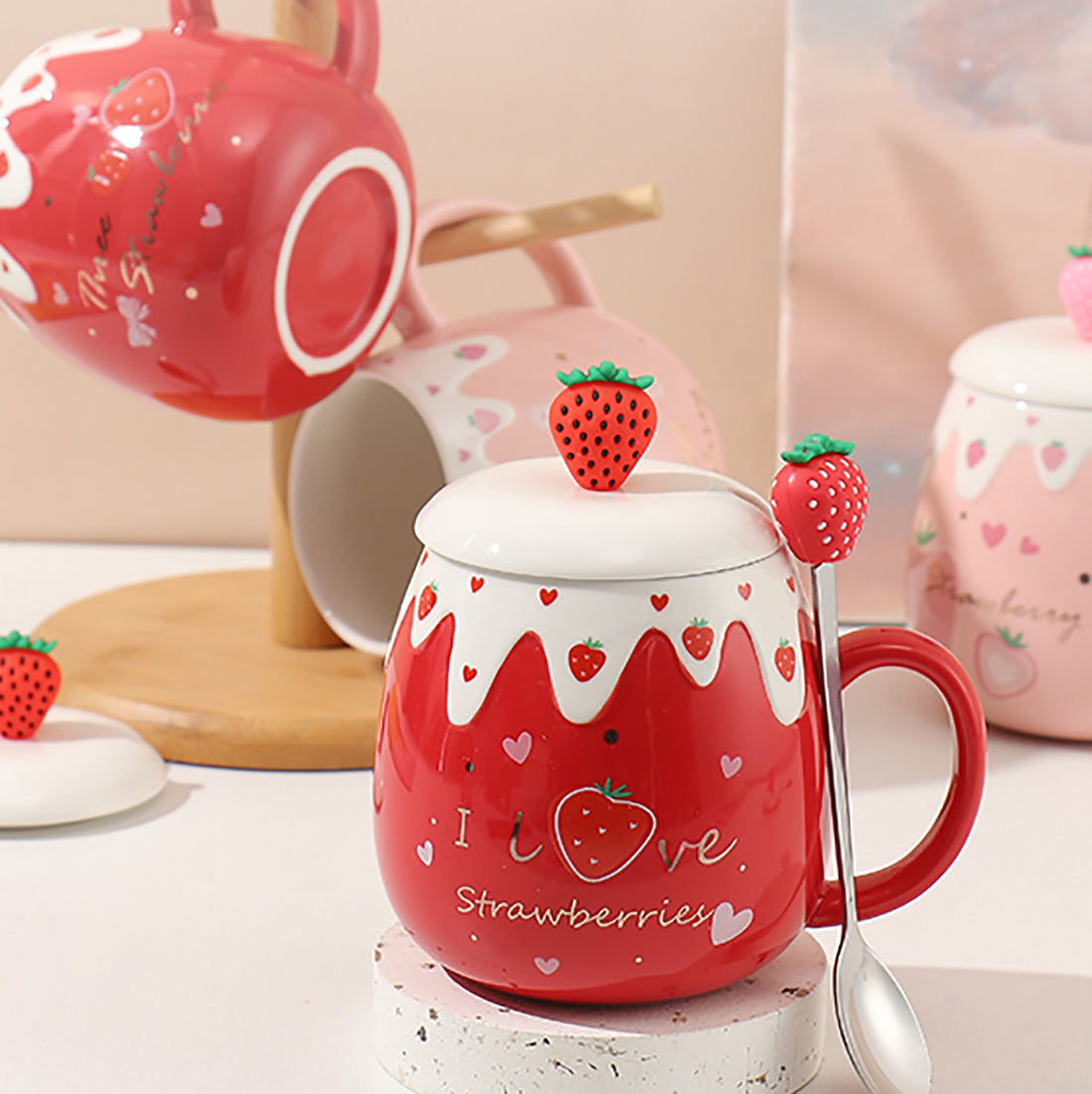 Jolie tasse de fraise avec cuillère