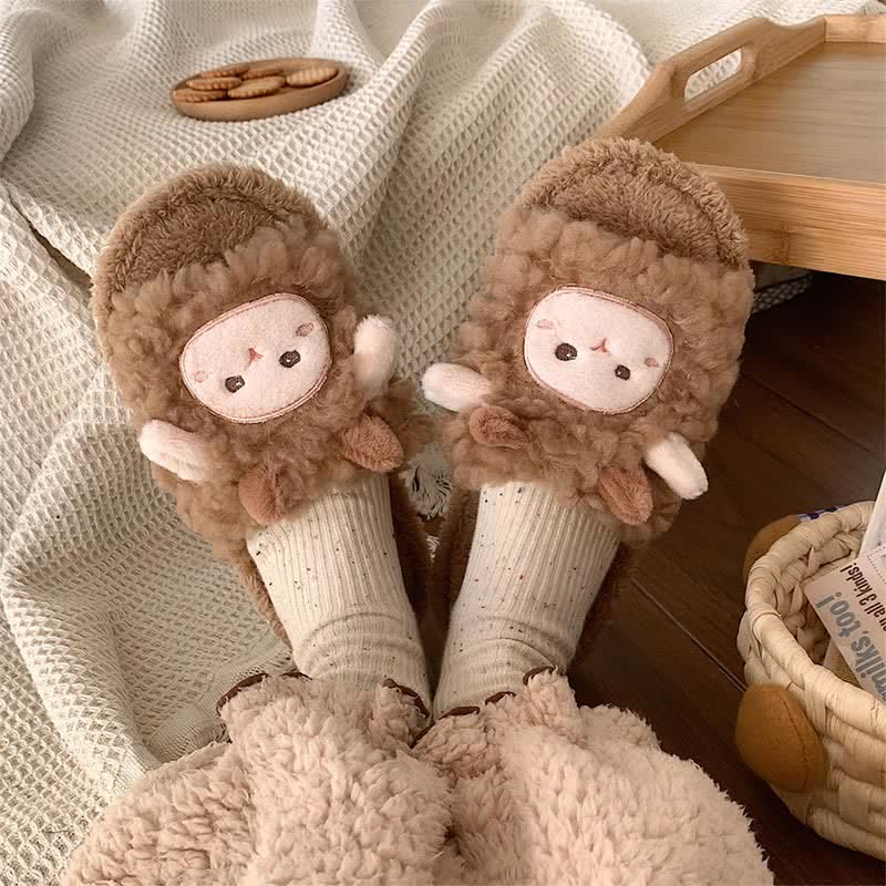 Comode pantofole di peluche a forma di pecora