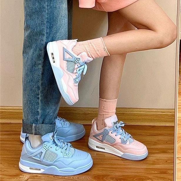 Zapatillas deportivas para él y para ella y zapatos a juego para parejas