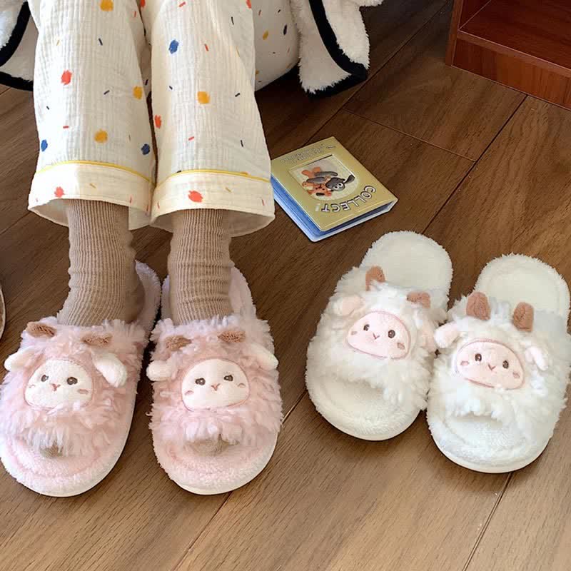 Pantuflas acogedoras de peluche de oveja de dibujos animados