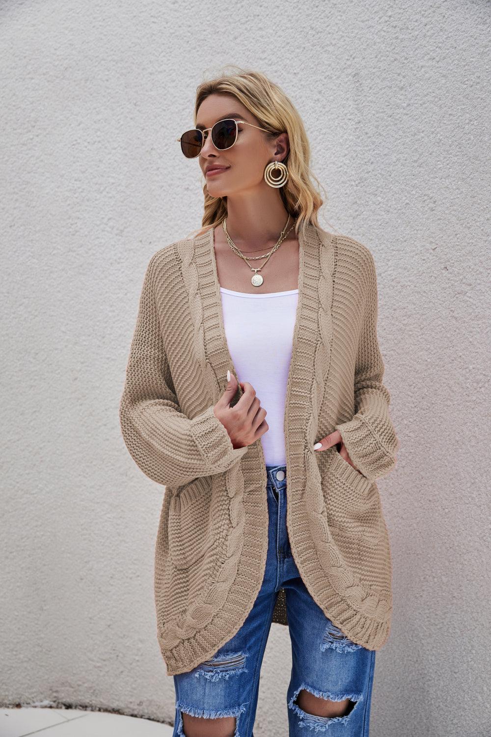 Strickjacke mit Zopfmuster und abgerundetem Saum und offener Vorderseite