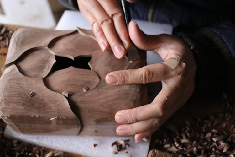 Couverture de boîte à mouchoirs en forme de fleur en bois sculpté à la main décoration de la maison