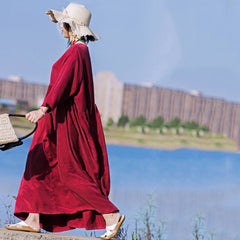 Gerafftes Kleid aus Naturseide mit V-Ausschnitt – Weinrot