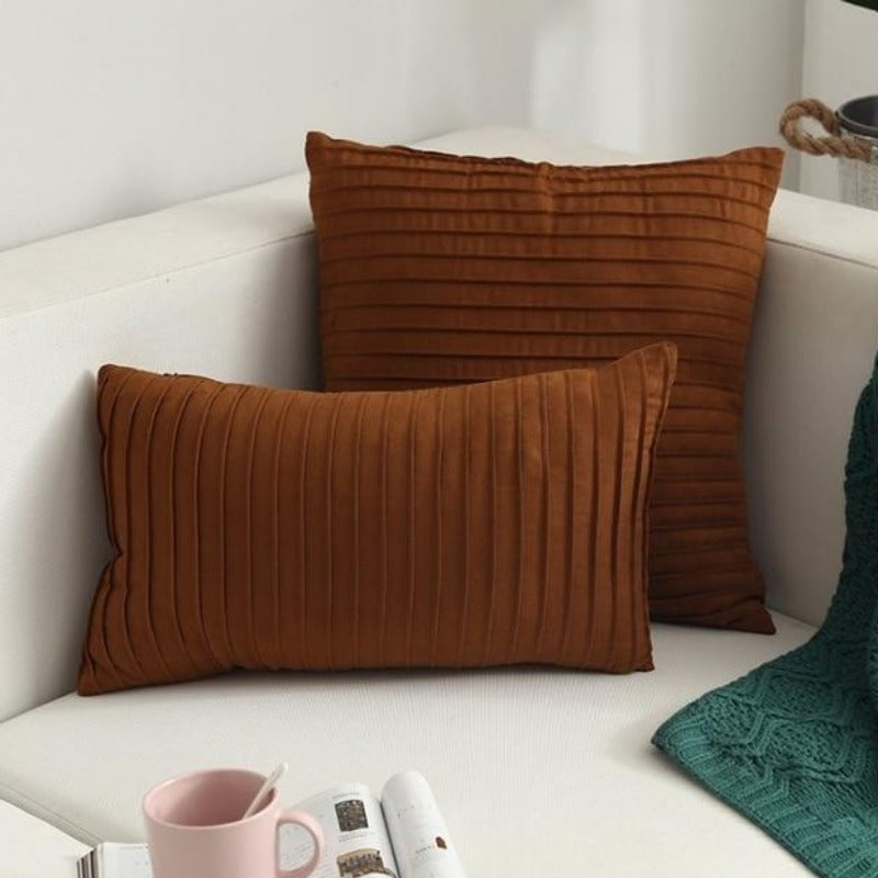 Housse de coussin en faux suède The Pretty Pleats