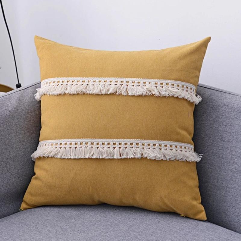 La collection de housses de coussin Boho Fringe + Tassel