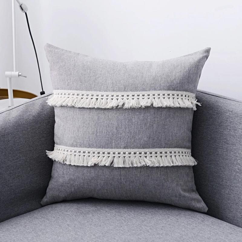 La collection de housses de coussin Boho Fringe + Tassel