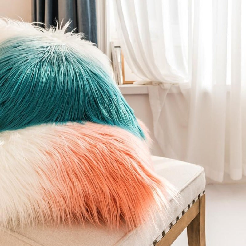 La taie d'oreiller colorée en faux angora