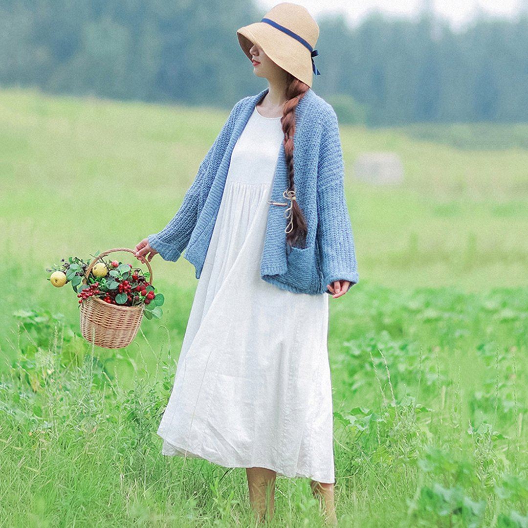 Modisches weißes Leinenkleid im ländlichen Stil mit langen Ärmeln