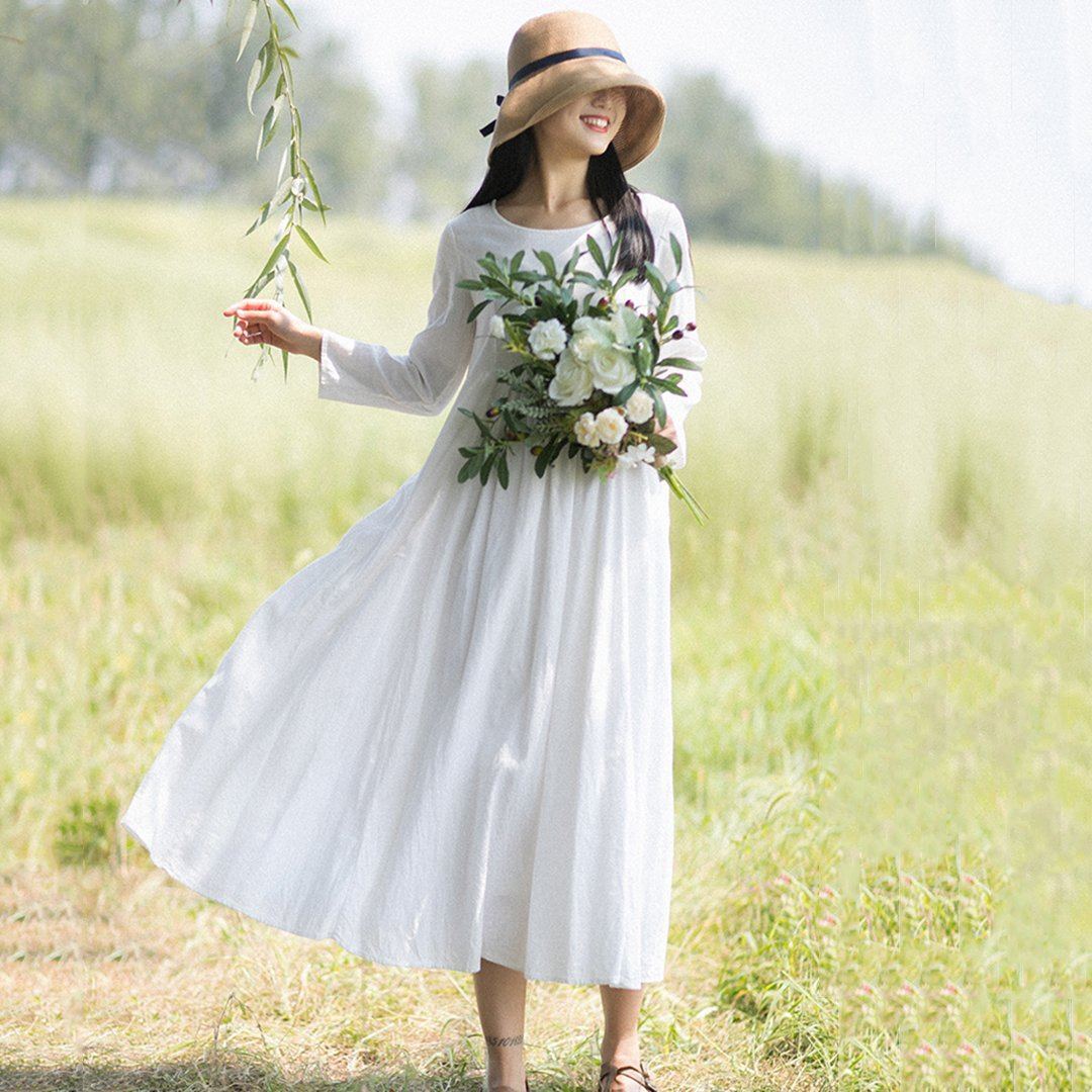 Modisches weißes Leinenkleid im ländlichen Stil mit langen Ärmeln